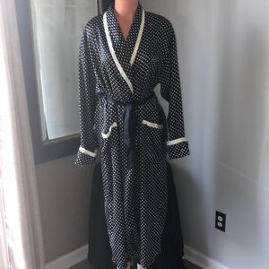 Vintage Victoria’s Secret blk/wht polka dot robe